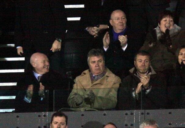 Der designierte Trainer Guus Hiddink (Mitte) zwischen Geschäftsführer Peter Kenyon (li.) und Eigentümer Roman Abramovich (alle Chelsea) auf der Tribüne -  Fußball Herren FA Cup 2008 2009, Englischer Pokal, FC Chelsea London Gruppe Watford