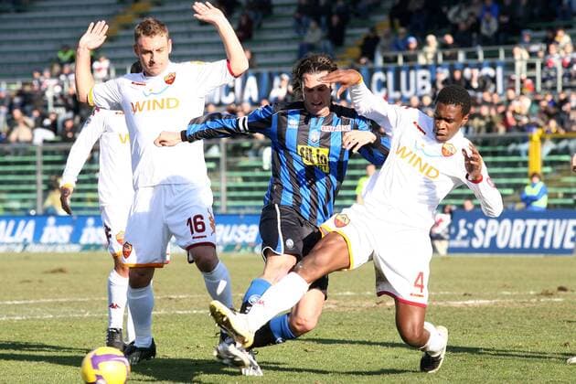 Cristiano Doni (Atalanta Bergamo, Mitte) gegen Daniele de Rossi (li.) und Juan (beide AS Rom) -  Fußball Herren Serie A 2008 2009, 1. Liga, Atalanta Bergamo - Roma 3:0 Gruppe Bergamo Dynamik, Kampf,