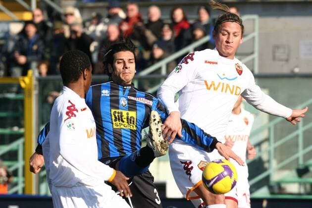 Sergio Floccari (Atalanta Bergamo, Mitte) gegen Philippe Mexes (AS Rom, re.) -  Fußball Herren Serie A 2008 2009, 1. Liga, Atalanta Bergamo - Roma 3:0 Gruppe Bergamo Dynamik, Kampf,