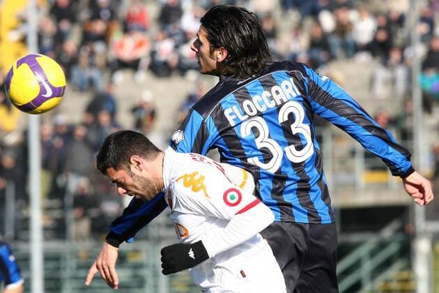 Sergio Floccari (Atalanta Bergamo, re.) gegen Simone Perrotta (AS Rom) -  Fußball Herren Serie A 2008 2009, 1. Liga, Atalanta Bergamo - Roma 3:0 Gruppe Bergamo Dynamik, Kampf,