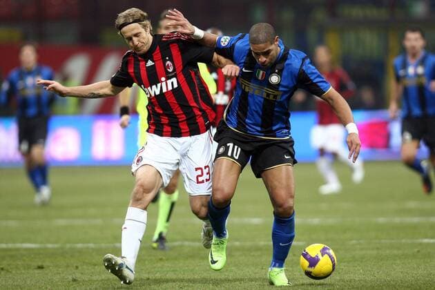 Adriano (Inter Mailand, re.) gegen Massimo Ambrosini (AC Mailand) -  Fußball Herren Serie A 2008 2009, 1. Italienische Liga, FC Internazionale Mailand - AC Milan 2:1 Gruppe Mailand Dynamik,
