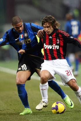 Andrea Pirlo (AC Mailand, re.) gegen Adriano (Inter Mailand) -  Fußball Herren Serie A 2008 2009, 1. Italienische Liga, FC Internazionale Mailand - AC Milan 2:1 Gruppe Mailand Dynamik,