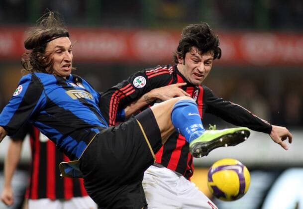 Zlatan Ibrahimovic (Inter Mailand, li.) gegen Kakhaber Kaladze (AC Mailand) -  Fußball Herren Serie A 2008 2009, 1. Italienische Liga, FC Internazionale Mailand - AC Milan 2:1 Gruppe Mailand Dynamik,