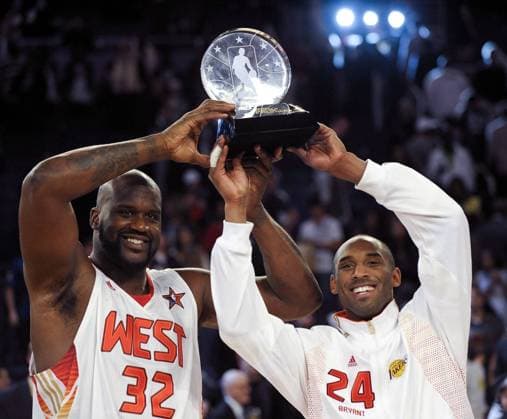 Shaquille O Neal (li.) und Kobe Bryant (beide Western Conference) werden als MVPs des NBA All Star Spiels 2009 ausgezeichnet -  Basketball Herren NBA All Star Weekend 2009, Stars, Allstar, Allstars, Allstarweekend, Game, Allstargame Gruppe Phoenix