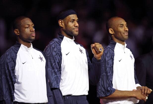 Dwyane Wade (li.), LeBron James (Mitte, beide Eastern Conference) und Kobe Bryant (Western Conference) bekommen während der Halbzeitpause des All Star Game 2009 Ringe verliehen als Ehrung für den Olympiasieg in Peking 2008 -  Basketball Herren NBA 2008 2009, AllStar, Allstargame, Allstars, Game, All Star Weekend, Stars Gruppe Phoenix