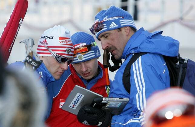 Rußland, v.li. Ivan Tcherezov, Maxim Tchoudov, Nationaltrainer Alexander Selifonov Biathlon Herren WM 2009 Gruppe Pyeongchang