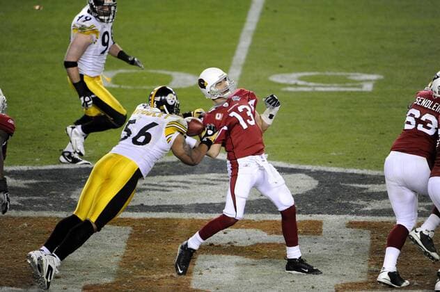 Kurt Warner (Arizona Cardinals, re.) wird von LaMarr Woodley (Pittsburgh Steelers) beim Passversuch gestört - (ZUMAc04) American Football Herren NFL Super Bowl 2008 2009, 43. Superbowl, XLIII Finale, Arizona Cardinals - Pittsburgh Steelers 23:27 Gruppe Tampa Dynamik,