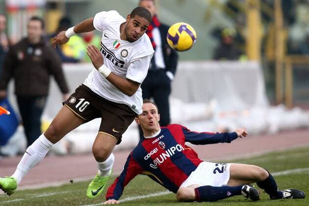 Adriano (Inter Mailand, li.) gegen Salvatore Lanna (Bologna) -  Fußball Herren Serie A 2008 2009, 1. Italienische Liga, Bologna FC - FC Internazionale Mailand 1:2 Gruppe Bologna Dynamik, Kampf,