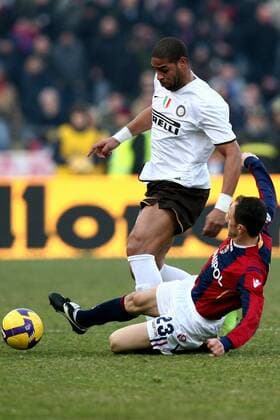 Adriano (Inter Mailand, li.) gegen Salvatore Lanna (Bologna) -  Fußball Herren Serie A 2008 2009, 1. Italienische Liga, Bologna FC - FC Internazionale Mailand 1:2 Gruppe Bologna Dynamik, Kampf,