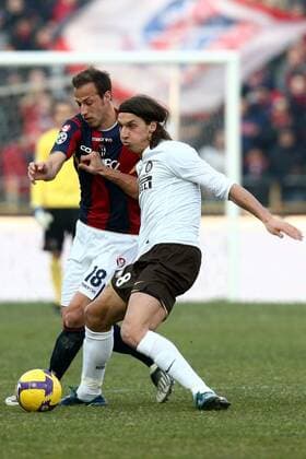 Zlatan Ibrahimovic (Inter Mailand, re.) gegen Vangelis Moras (Bologna) -  Fußball Herren Serie A 2008 2009, 1. Italienische Liga, Bologna FC - FC Internazionale Mailand 1:2 Gruppe Bologna Dynamik, Kampf,