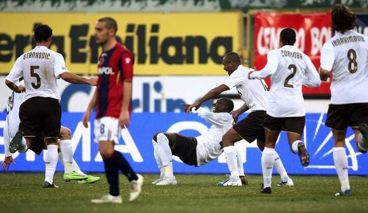 Torjubel Inter Mailand um Mario Balotelli (Mitte) -  Fußball Herren Serie A 2008 2009, 1. Italienische Liga, Bologna FC - FC Internazionale Mailand 1:2 Gruppe Bologna Freude,