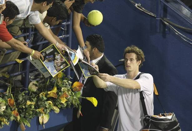 Andy Murray (Großbritannien, re.) gibt Autogramme Tennis Herren Dubai Open 2009, Championships, ATP Tour o0 Einzel Gruppe Dubai