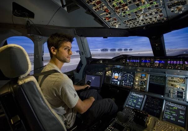Novak Djokovic (Serbien) im Cockpit eines Flugsimulators der Fly Emirates Airlines Tennis Herren Dubai Open 2009, Championships, ATP Tour o0 Einzel Einzelbild Dubai