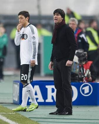 Bundestrainer Joachim Löw (re.) wechselt Mesut Özil (beide Deutschland) ein Fußball Länderspiel Herren Freundschaftsspiel 2009, Test, Testspiel, Nationalteam, Nationaltrikot Gruppe Düsseldorf