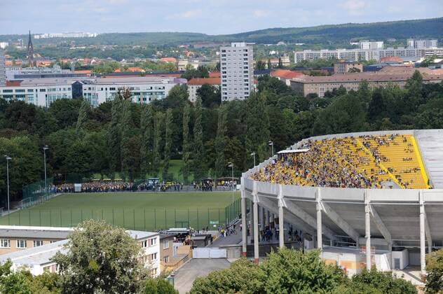 Fußball, Stadiongeschichte SG Dynamo Dresden Rudolf Harbig Stadion und Fans von Dynamo Dresden innen und außen - Einlass zu einem Drittligamatch Fußball Herren 3. Liga 2008 2009, SG Dynamo Dresden, Fotostory, Stadion, Fußballstadion, außen, Außenansicht Totale Rudolf Harbig Stadion Dresden Weite,