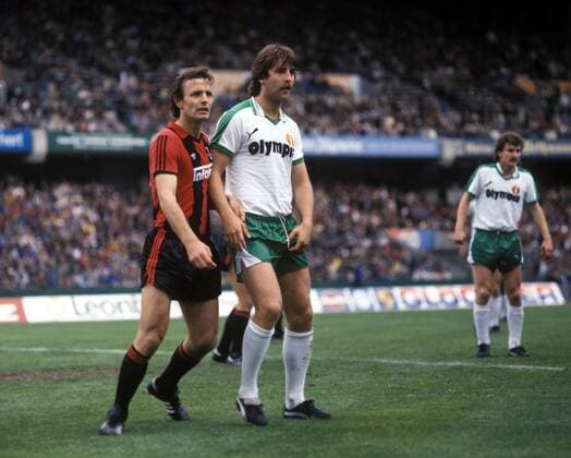 Karl Heinz Körbel (Frankfurt, li.) gegen Uwe Reinders (Bremen) Fußball 1. BL Herren DEUTSCHSPRACHIGE SPORTZEITSCHRIFTEN UND -ZEITUNGEN NUR NACH RÜCKSPRACHE, Saison 1982 1983 Gruppe Frankfurt M.