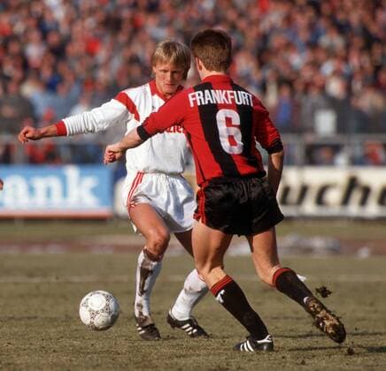 Jörn Andersen (Nürnberg, li.) gegen Armin Kraaz (Frankfurt) Fußball 1. BL Herren Saison 1986 1987, 1. FC Nürnberg - Eintracht Frankfurt 1:0 Gruppe Nürnberg Dynamik,
