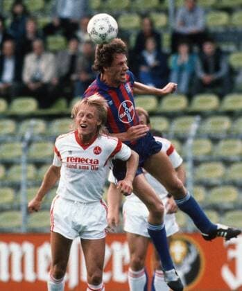 Wolfgang Funkel (Uerdingen, re.) gegen Jörn Andersen (Nürnberg) Fußball 1. BL Herren Saison 1987 1988, 1. FC Nürnberg - Bayer 05 Uerdingen 3:1 Gruppe Nürnberg Dynamik, Überlegenheit,