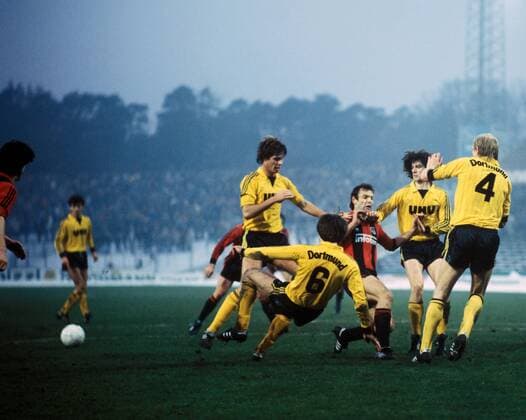 Karl Heinz Körbel (Frankfurt, 3.v.re.) gegen Ralf Loose (li.), Michael Zorc (2.v.re.) und Rolf Rüssmann (re., alle BVB) Fußball 1. BL Herren DEUTSCHSPRACHIGE SPORTZEITSCHRIFTEN UND -ZEITUNGEN NUR NACH RÜCKSPRACHE, Saison 1981 1982 Gruppe Frankfurt M. Dynamik, Überlegenheit,