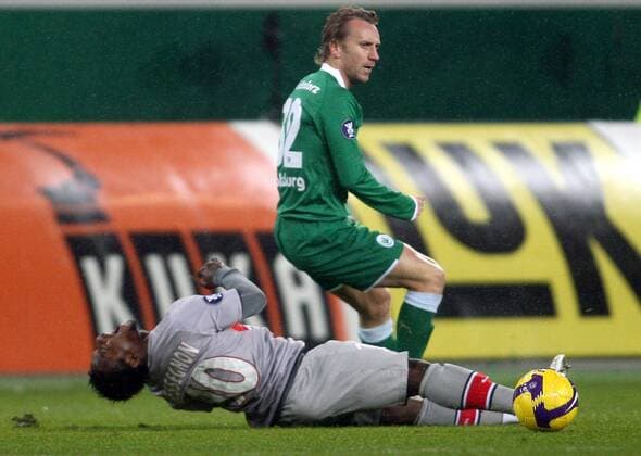 Sebastian Schindzielorz (Wolfsburg, re.) gegen Stephane Sessegnon (Paris St. Germain) Fußball EC 3 Herren UEFA Cup 2008 2009, Pokal, Europapokal, VFL Wolfsburg - Paris St. Germain 1:3, PSG Gruppe Wolfsburg Dynamik, Kampf,