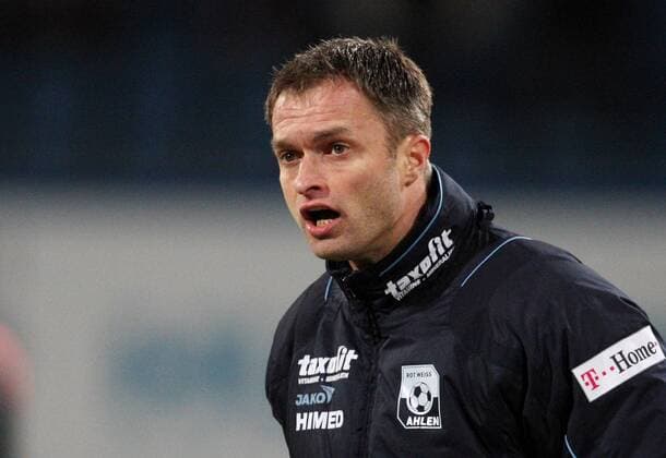 Trainer Christian Wück (Ahlen) Fußball 2. BL Herren Saison 2008 2009, Rot Weiß Ahlen, RW Einzelbild Rostock Nachdenklichkeit, Spannung,