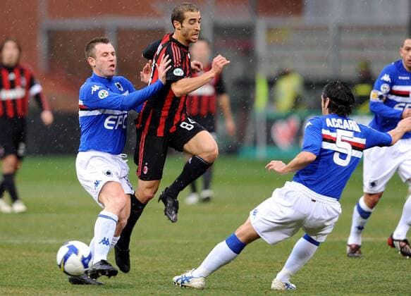 Mathieu Flamini (AC Mailand, Mitte) gegen Antonio Cassano (li.) und Pietro Accardi (beide Sampdoria Genua) -  Fußball Herren Serie A 2008 2009, 1. Italienische Liga, Sampdoria Genua - AC Mailand 2:1, Milan Gruppe Genua Dynamik,