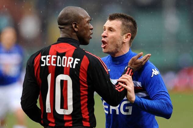 Antonio Cassano (Sampdoria Genua, re.) gerät mit Clarence Seedorf (AC Mailand) aneinander -  Fußball Herren Serie A 2008 2009, 1. Italienische Liga, Sampdoria Genua - AC Mailand 2:1, Milan Gruppe Genua Spannung, Wut,