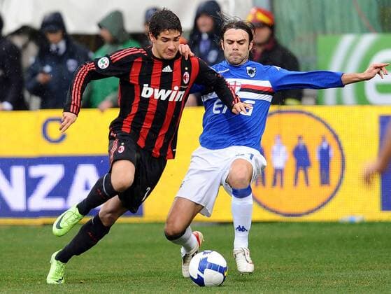 Alexandre Pato (AC Mailand, li.) gegen Paolo Sammarco (Sampdoria Genua) -  Fußball Herren Serie A 2008 2009, 1. Italienische Liga, Sampdoria Genua - AC Mailand 2:1, Milan Gruppe Genua Dynamik,