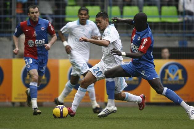 Hatem Ben Arfa (Marseille, Mitte) gegen Remi Gomis (Caen, re.) -  Fußball Herren Ligue 1 2008 2009, 1. Französische Liga, SM Caen - Olympique de Marseille 0:1, OM Gruppe Caen Dynamik,