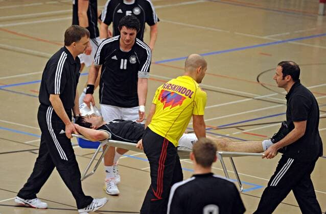 Sebastian Faißt (Deutschland U21, Mitte) bricht auf dem Spielfeld zusammen und muss abtransportiert werden Handball Länderspiel Herren Freundschaftsspiel 2009, Test, Testspiel, Nationalteam, Nationaltrikot, U 21, Gruppe Schaffhausen