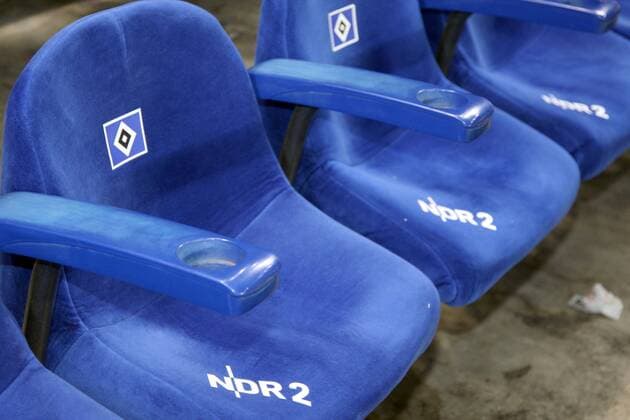 Gepolsterte blaue HSV Sitze mit NDR 2 Werbung Fußball 1. BL Herren Saison 2008 2009, Fotostory, Stadionstory, Hamburger SV, HSV Einzelbild Hamburg