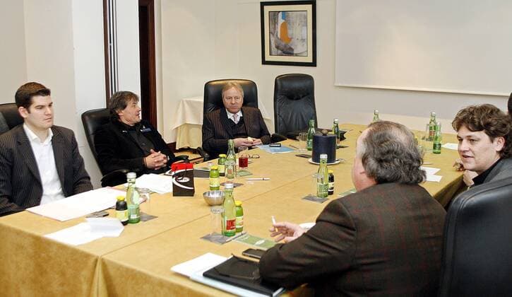 ÖFB Besprechung, v.li.: Teammanager Bernhard Neuhold, Nationaltrainer Dietmar Constantini, Präsident Leo Windtner, Generaldirektor Alfred Ludwig und Pressesprecher Peter Klinglmüller (alle Österreich) -  Fußball Herren Pressekonferenz 2009, Pressetermin, Präsentation, Nationalmannschaft, neu, neuer, Trainerwechsel, Gruppe Wien