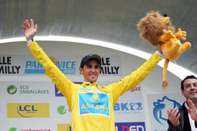 Alberto Contador (Spanien Astana) im gelben Trikot nach dem Gewinn des Prologs bei Paris Nizza 2009 -  Radsport Herren Paris Nizza 2009, Straßenradsport, Straße, Rad, Prolog, Zeitfahren, Einzelzeitfahren Einzelbild Amilly Freude,