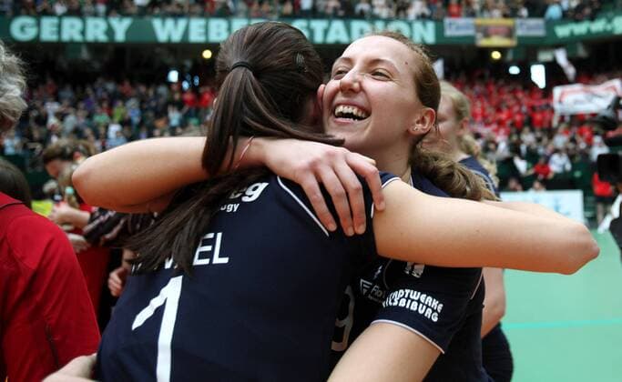 Tsvetelina Zarkova (re.) und Loraine Henkel (beide Vilsbiburg) feiern den Pokalsieg 2009 Volleyball Damen DVV Pokal 2008 2009, Pokalspiel, Pokalfinale, Finale, Rote Raben Vilsbiburg Gruppe Halle Westfalen Freude,