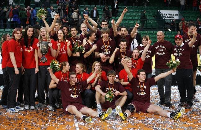 Generali Haching (Herren) und Rote Raben Vilsbiburg (Damen) feiern ihre Pokalsiege 2009 Volleyball Herren DVV Pokal 2008 2009, Pokalspiel, Pokalfinale, Finale, Unterhaching Totale Halle Westfalen Freude,