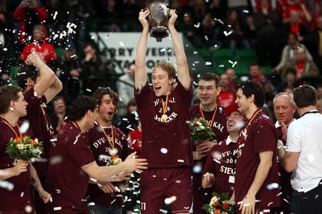 Markus Pielmeier (Haching) präsentiert nach dem Pokalsieg 2009 die Trophäe Volleyball Herren DVV Pokal 2008 2009, Pokalspiel, Pokalfinale, Finale, Unterhaching, Generali Haching Gruppe Halle Westfalen Freude,