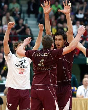 Eugen Bakumovski (Haching, re.) feiert mit seinen Kollegen den Pokalsieg 2009 Volleyball Herren DVV Pokal 2008 2009, Pokalspiel, Pokalfinale, Finale, Unterhaching, Generali Haching Gruppe Halle Westfalen Freude,