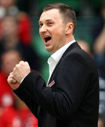 Trainer Mihai Paduretu (Haching) jubelt Volleyball Herren DVV Pokal 2008 2009, Pokalspiel, Pokalfinale, Finale, Unterhaching, Generali Haching Einzelbild Halle Westfalen Freude,