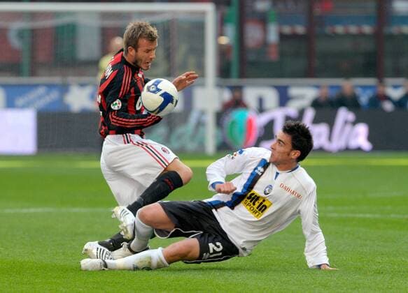 David Beckham (AC Mailand, li.) gegen Luca Cigarini (Bergamo) - Fußball Herren Serie A 2008 2009, 1. Italienische Liga, AC Milan - Atalanta Bergamo 3:0 Gruppe Mailand Dynamik,