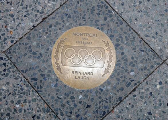 Gedenktafel für den verstorbenen Reinhard Lauck auf dem Walk of Fame der olympischen Medaillengewinner der Stadt Cottbus, 1976 gewann er mit dem Nationalteam der DDR den Fußball Wettbewerb bei den Olympischen Spielen in Montreal Fußball OS Sommer Herren Saison 2008 2009, FC Energie Cottbus, Fotostory, Vereinsstory, 1. BL Einzelbild Cottbus