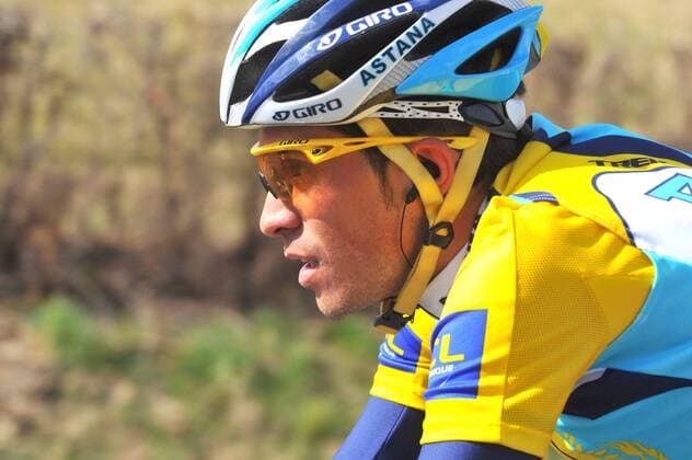 Alberto Contador (Spanien Astana) auf der 2. Etappe bei Paris Nizza 2009 im gelben Trikot -  Radsport Herren Paris Nizza 2009, Straßenradsport, Straße, Rad Porträt 2. Etappe Saint Brisson sur Loire - La Chapelle Saint Ursin
