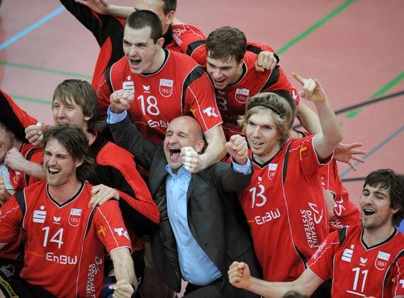 Schlussjubel Rottenburg, u. a.: Trainer Hans Peter Müller Angstenberger (Mitte) Volleyball 1. BL Herren Saison 2008 2009, TV Rottenburg Gruppe Tübingen Freude, Begeisterung, Kameradschaft