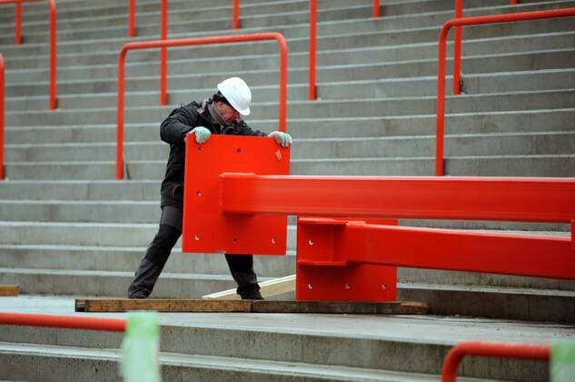 Anlieferung der roten Dachstützen für das neue Stadiondach der Alten Försterei - Heimspielstätte von Union Berlin Fußball Herren 3. Liga 2008 2009, 1. FC Union Berlin, Bau, Baustelle, Bauarbeiten, Stadionbau, Umbau, bauen Einzelbild Stadion an der Alten Försterei, Alte Berlin o0 Technik, Equipment