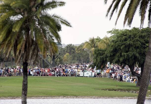 Viele Zuschauer verfolgen den Abschlag von Tiger Woods (USA) -  (MIA2009031218) Golf Herren WGC CA Championship 2009, PGA Tour Totale Doral Miami