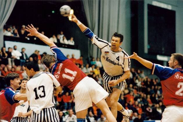 Bogdan Wenta (Deutschland, 2. v. re.) Handball Herren Länderspiel 1997, Nationalteam, Nationaltrikot, Norwegen - Deutschland 18:23 Gruppe Oslo Dynamik, Kampf,