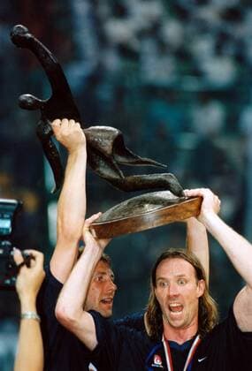 Staffan Olsson (re.) und Magnus Wislander präsentieren den Pokal - Schweden ist Weltmeister 1999 Handball WM Herren WM 1999, Länderspiel, Nationalteam, Nationaltrikot, Finale Gruppe Kairo Glück, Freude, Begeisterung,