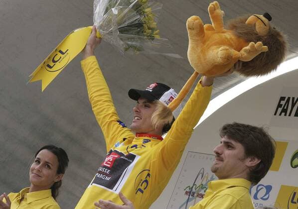 Luis Leon Sanchez (Spanien Caisse d Epargne) gewinnt die 7. Etappe bei Paris Nizza 2009 und trägt nunmehr auch das gelbe Trikot des Gesamtführenden Radsport Herren Paris Nizza 2009, Straßenradsport, Straße, Rad Gruppe 7. Etappe: Manosque - Fayence Begeisterung, Freude,