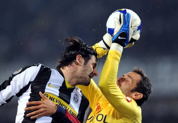 Torwart Francesco Antonioli (Bologna, re.) hält gegen Vincenzo Iaquinta (Juventus Turin) -  Fußball Herren Serie A 2008 2009, 1. Italienische Liga, Juventus Turin - Bologna FC 4:1, Juve Gruppe Turin Dynamik, Abwehr,