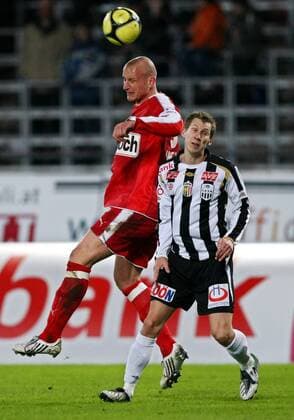 Carsten Jancker (Mattersburg, li.) gegen Florian Klein (Linz) -  Fußball Herren Bundesliga 2008 2009, 1. Österreichische Liga, LASK Linz - SV Mattersburg 0:0 Gruppe Linz Dynamik,