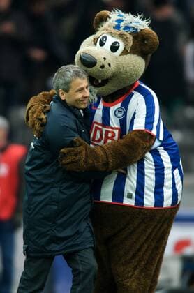 Trainer Lucien Favre (Hertha) - Schlussjubel mit Maskottchen Herthinho Fußball 1. BL Herren Saison 2008 2009, Hertha BSC Berlin Gruppe Berlin Freude,